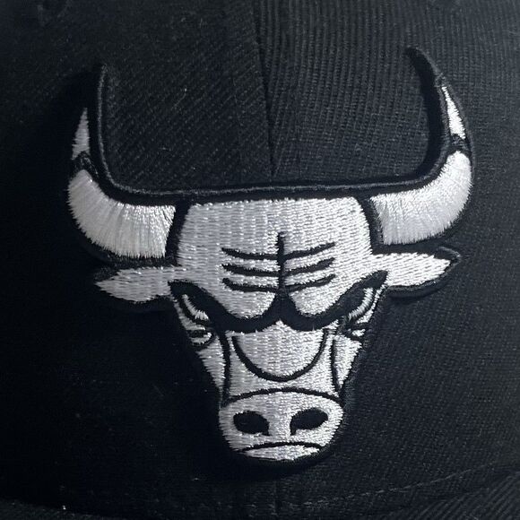 Chicago Bulls New Era 59 Fifty Black Fitted Hat Cap Size 7 5/8 Embroidered Logo - Picture 2 of 8